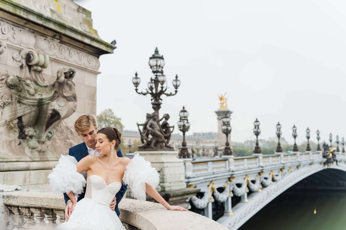bride and groom on ponte alexandre