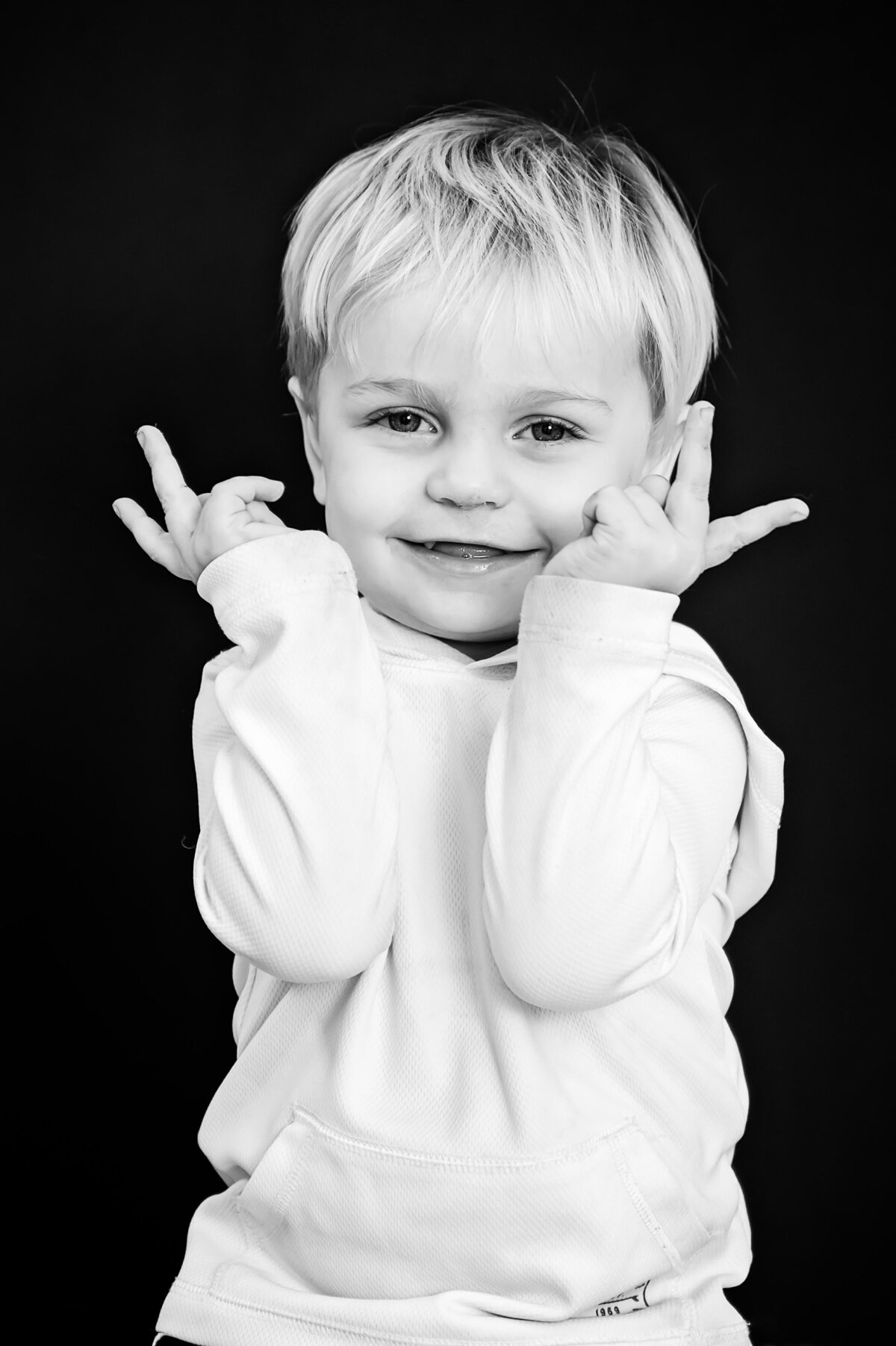 cassie-and-frances-childrens-little-friends-photographer-st.louis-columbia-kansas-city-missouri-bw-2-8