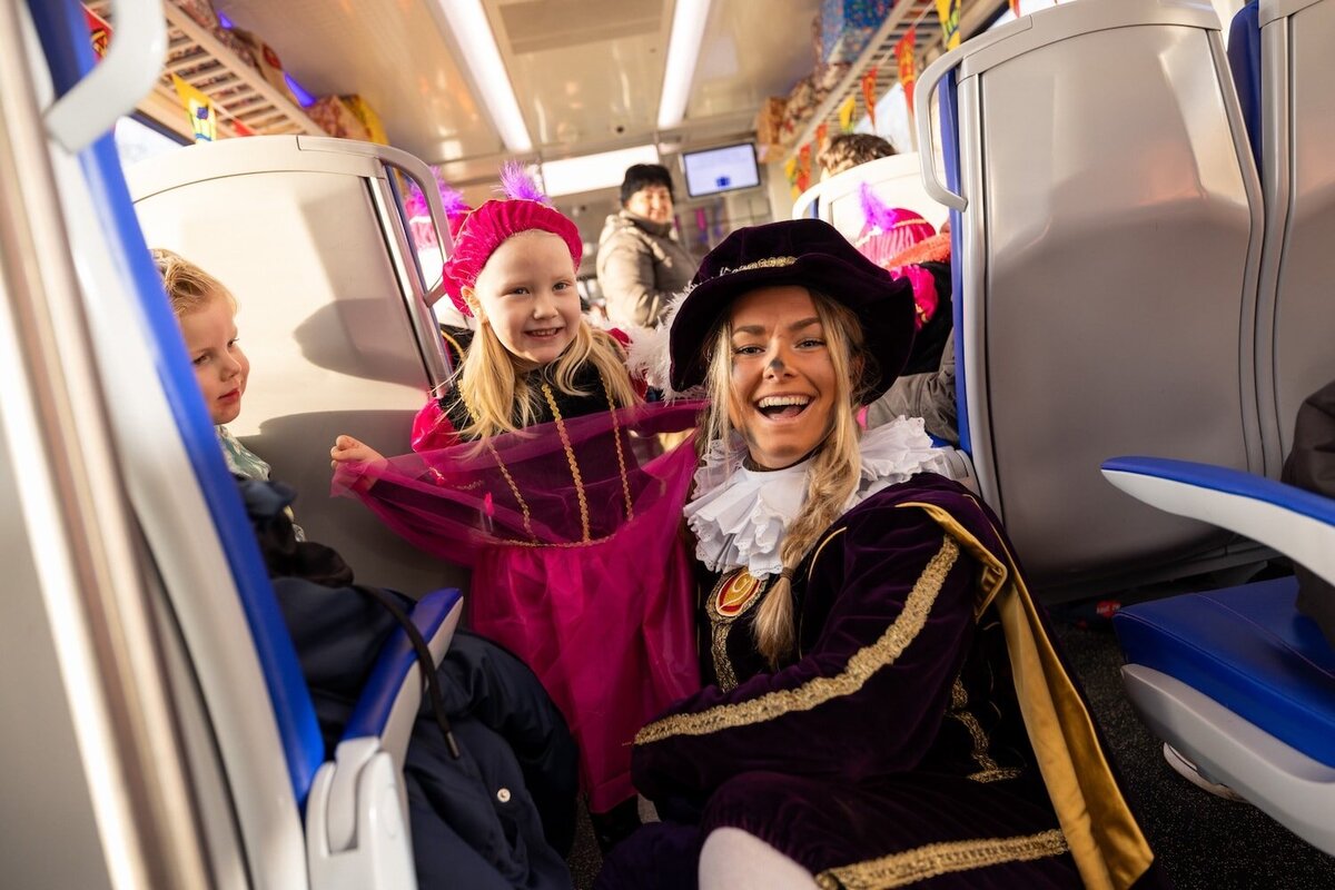 NS-PakjesExpress-Sinterklaas-huren-amsterdam