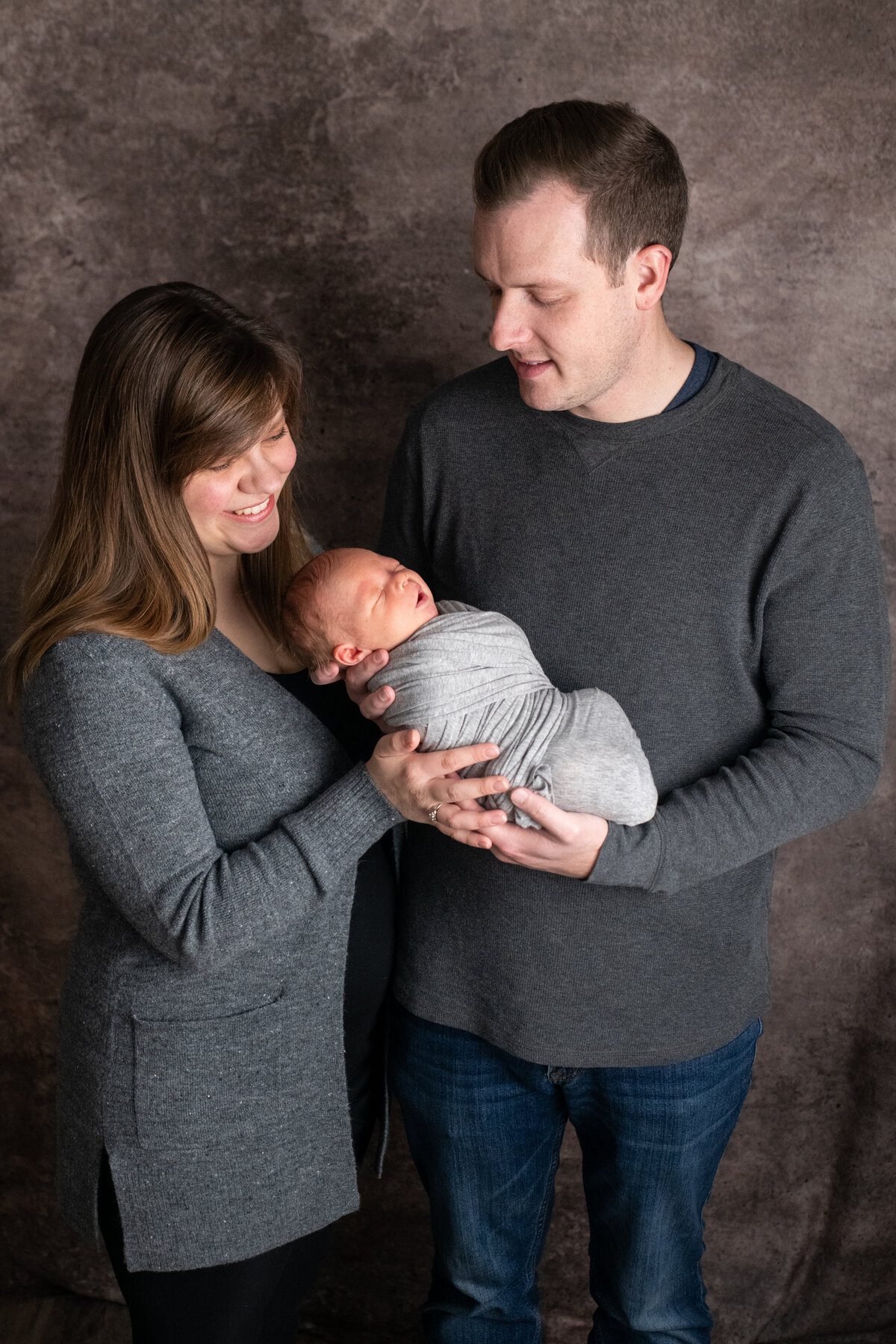 newborn-family-portraits-cuyahoga-falls-photographer