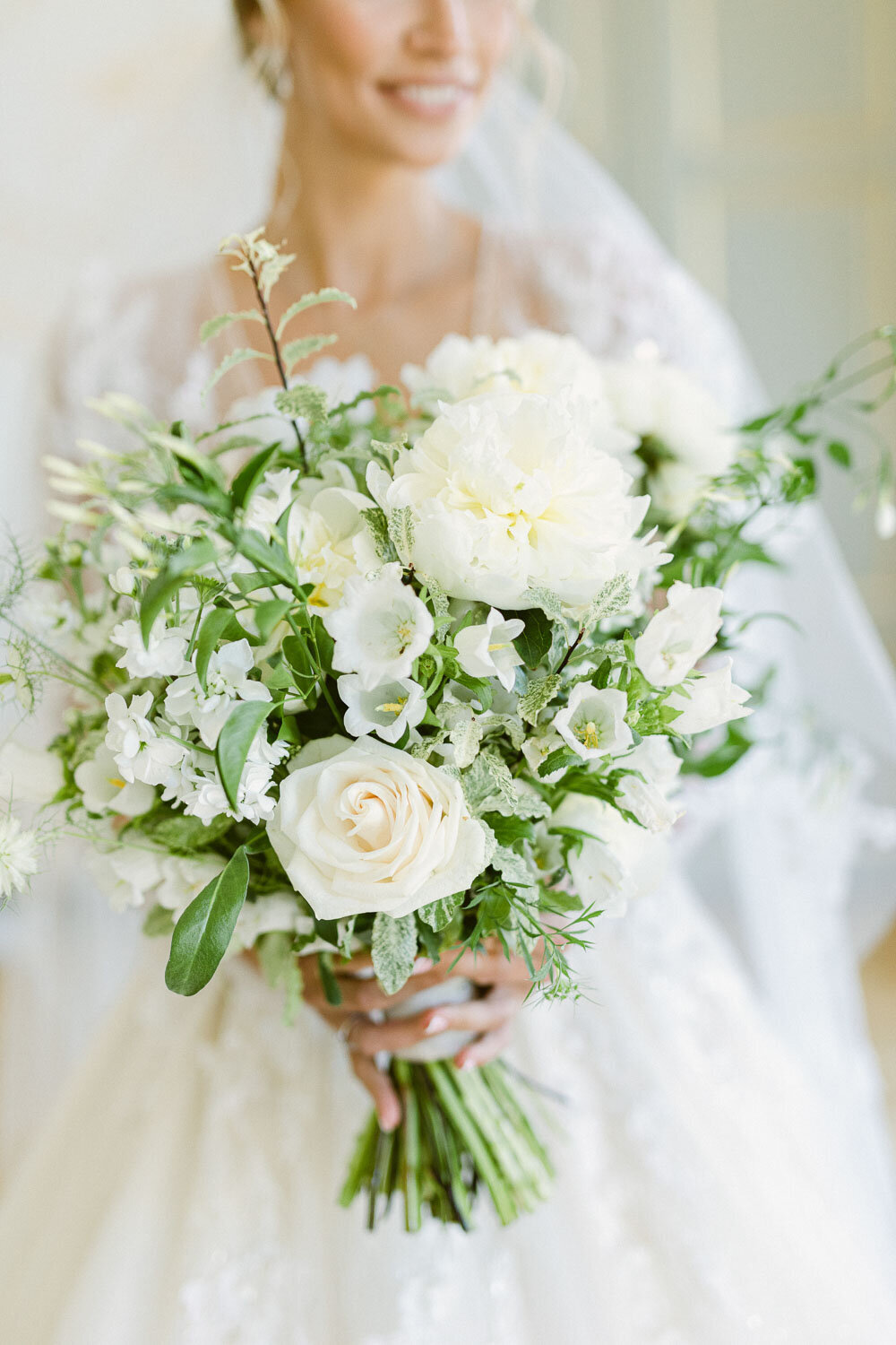 elegant and simple wedding bouquet