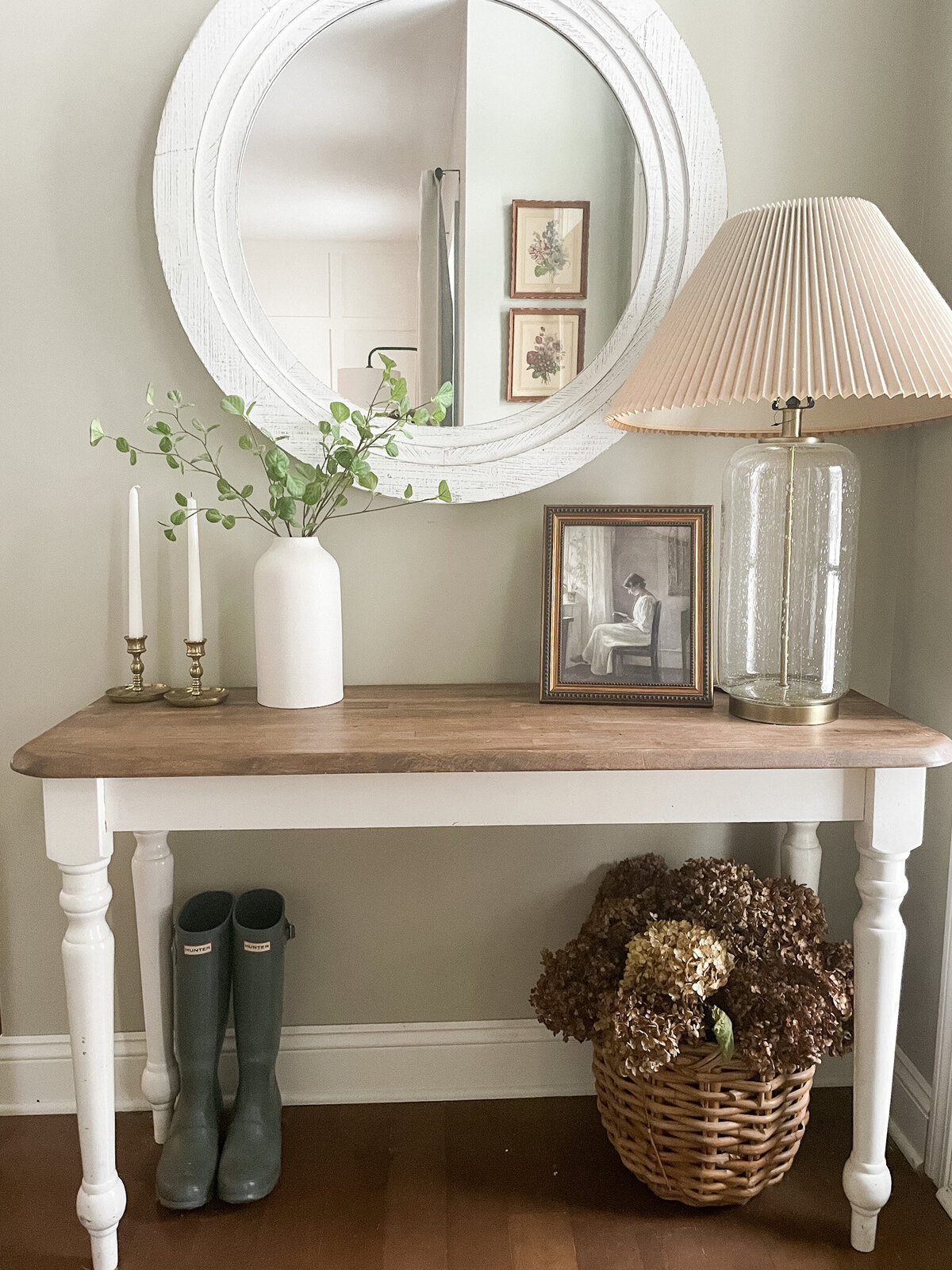 Vintage console table with vintage lamp