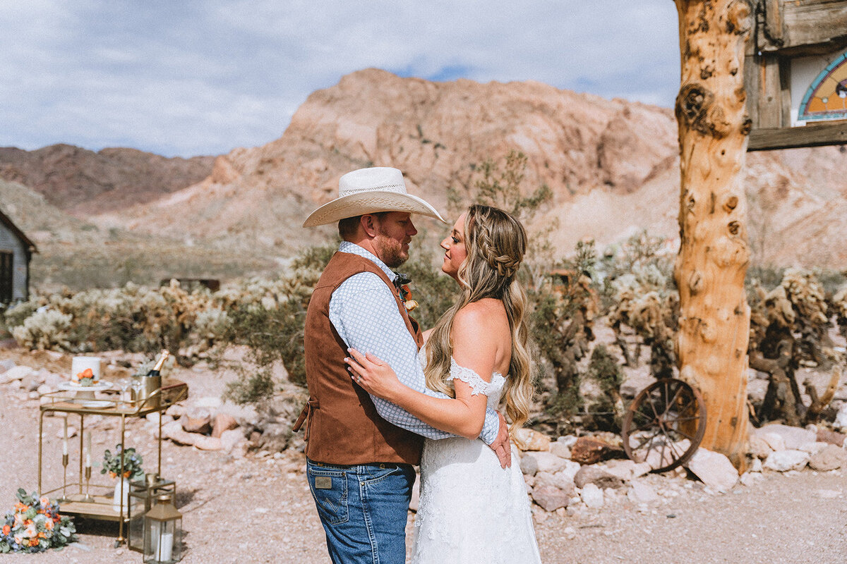 M+J_The Combs Creative_Nelson's Ghost Town Eldorado Canyon_ Elopement Las Vegas_ Las Vegas Wedding Photographer-151_websize