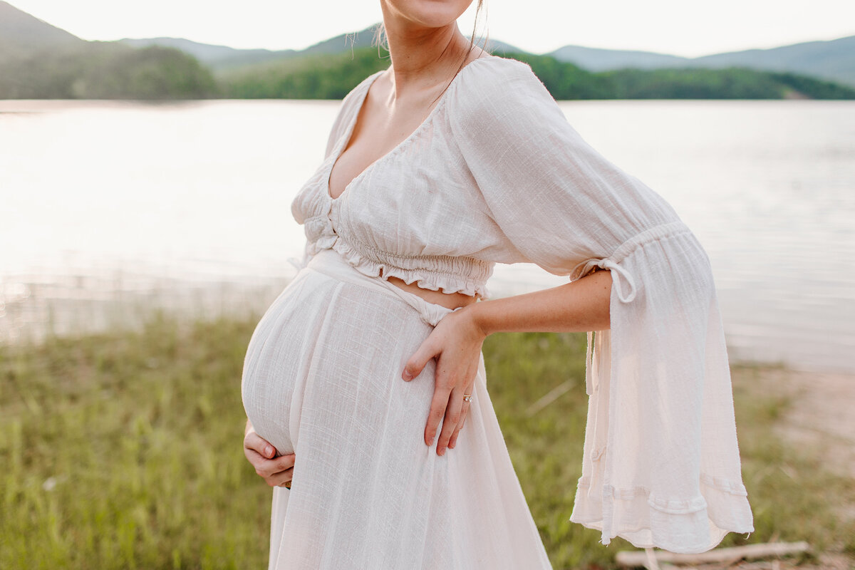 Documentary-Maternity-Session-at-Carvins-Cove-RJ-94