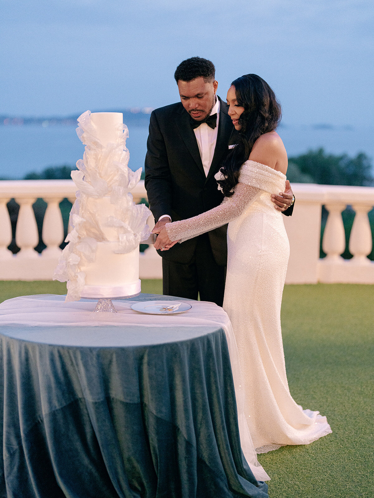 51-intimate-destination-wedding-french-riviera-with-white-flowers