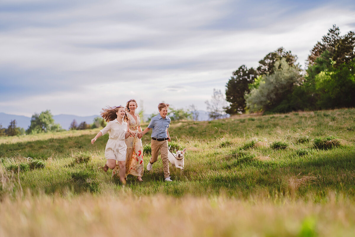 colorado-mountain-meadow-family-session-with-dog-02