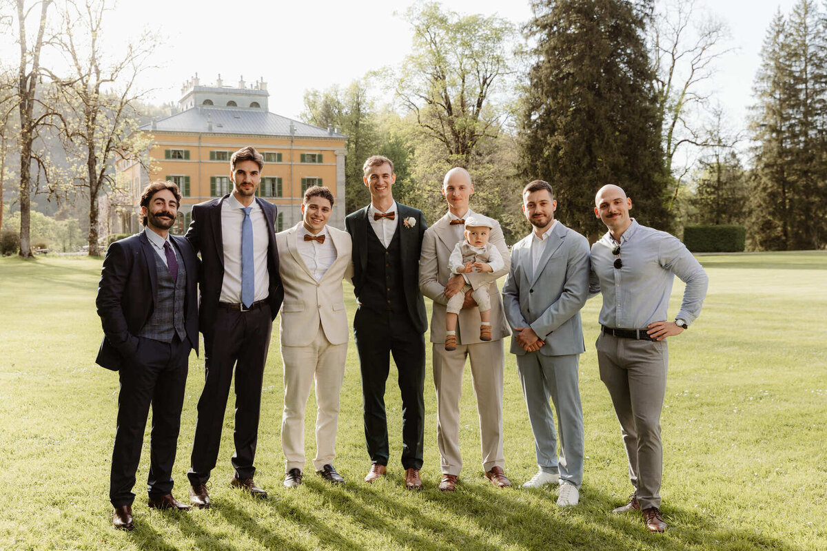 Elodie-et-Ludvik-cocktail-mariage-groupe-parc-chateau