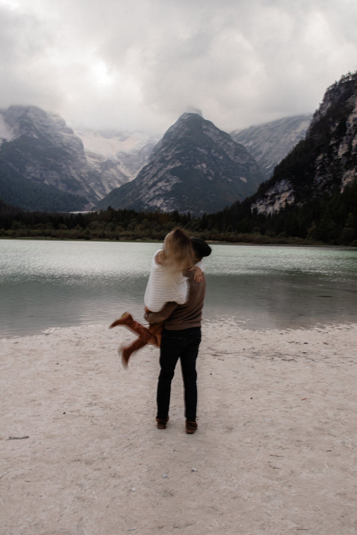 Romantic coupleshoot by the serene waters of the Dolomites