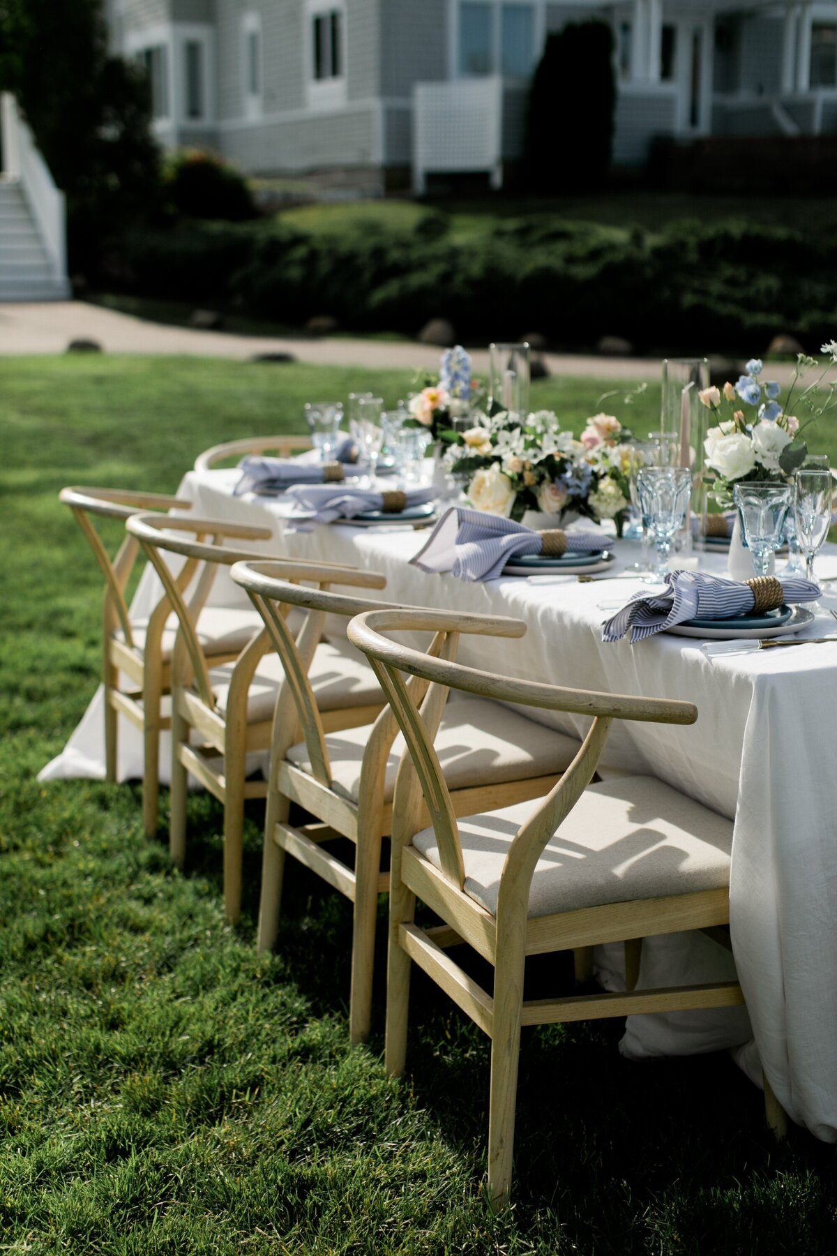 wedding-tablescape-at-the-watersedge-resort-and-spa