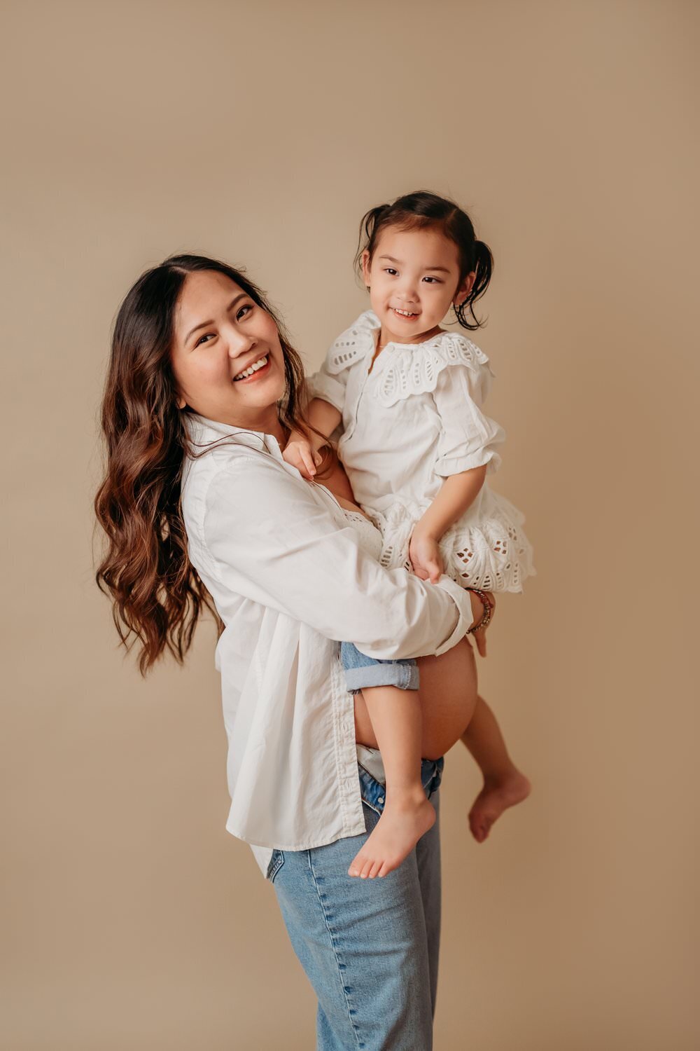 fun-maternity-mom-daughter