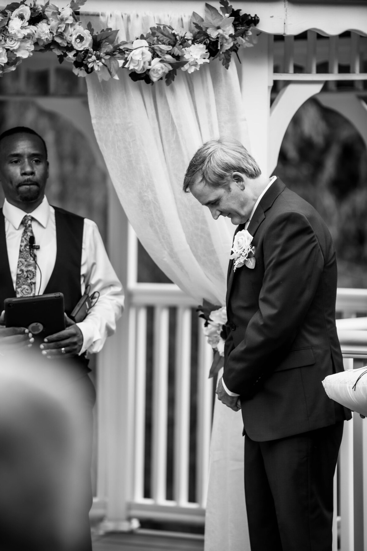 Groom-at-the-alter-black-and-white