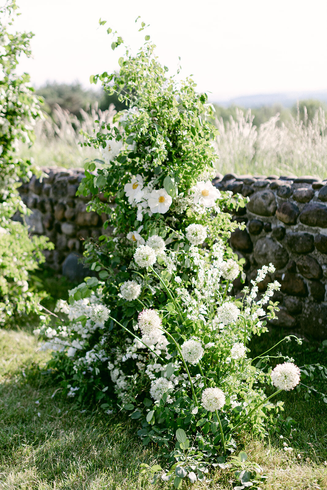 white-green-outdoor-wedding-ceremony-venue