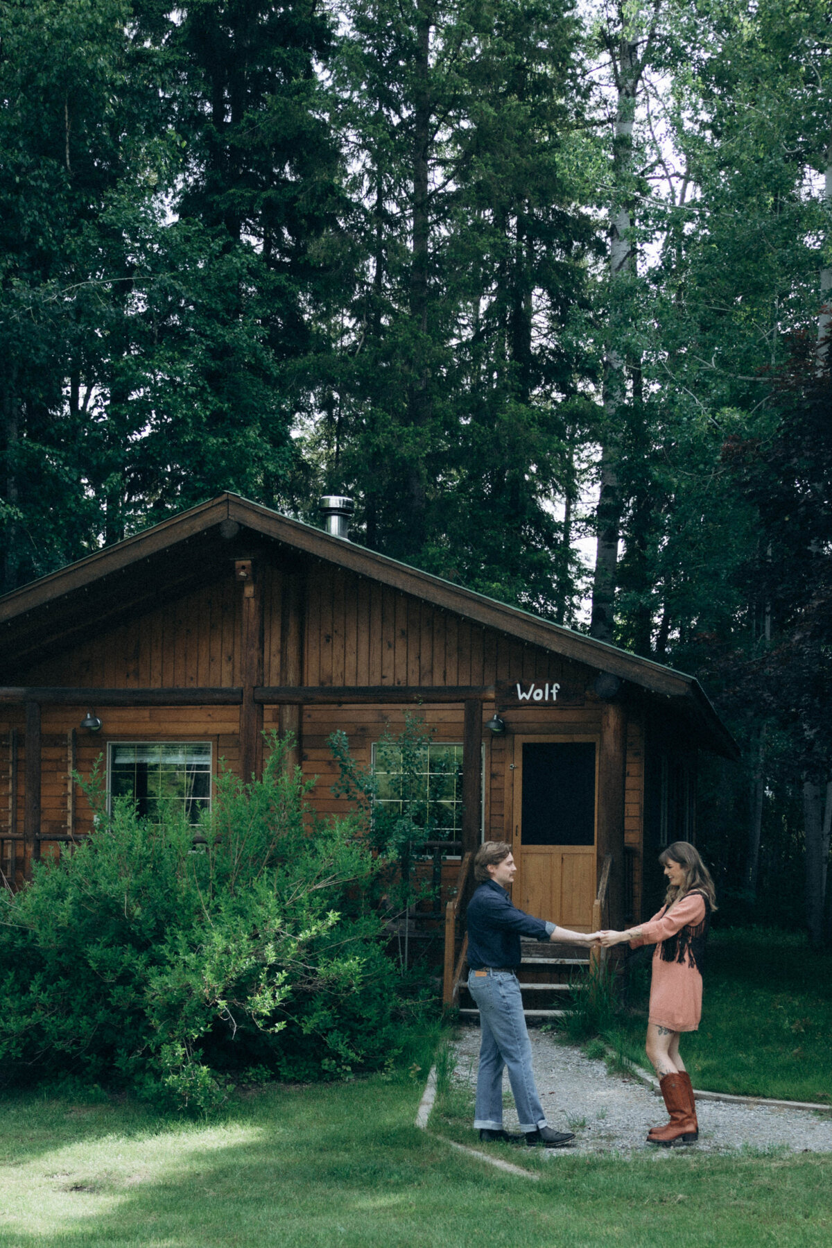 vpc-couples-vintage-cabin-shoot-4