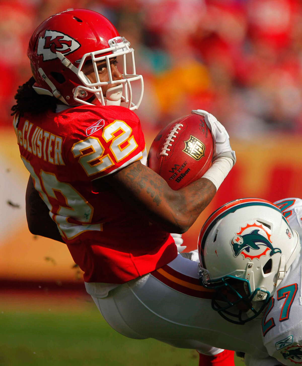 kansas-city-sports-photography-chiefs-0001-running-back-holding-football-action
