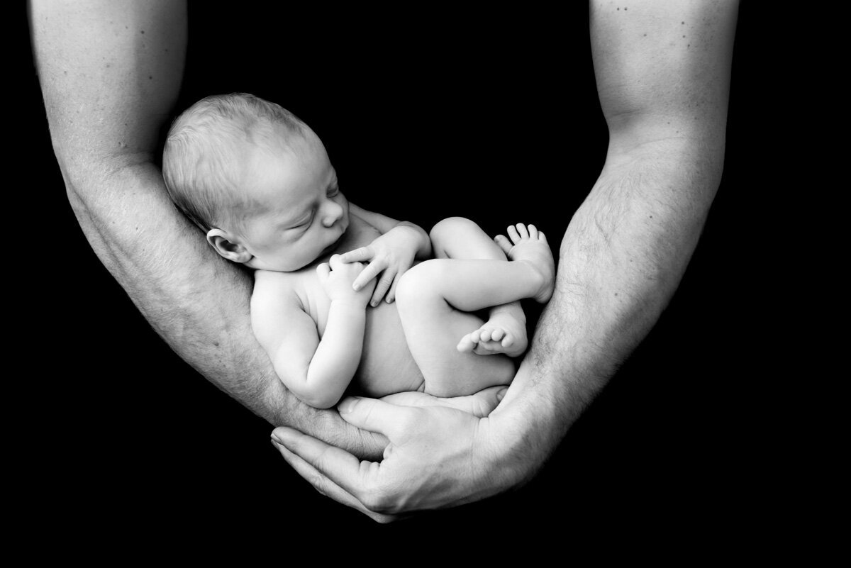 highlands-ranch-in-home-newborn-black-white-dads-arms