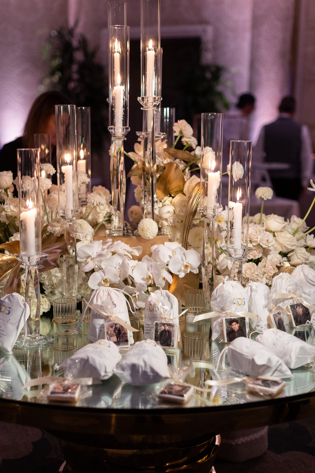 Table with gifts to take home