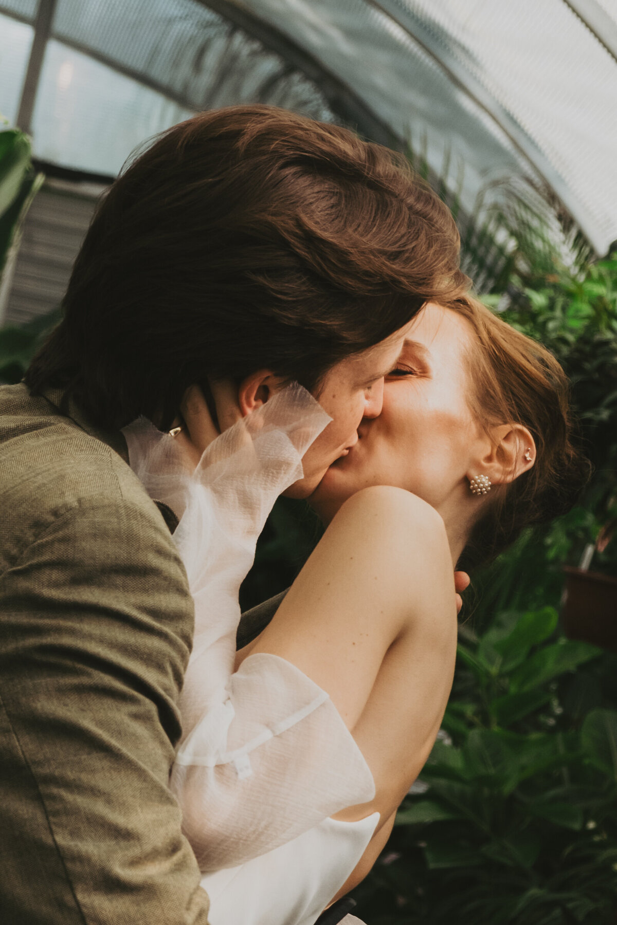charleston-documentary-wedding-photographer-bridal-inspo-green-house-elopement-styled-bridal-photoshoot32