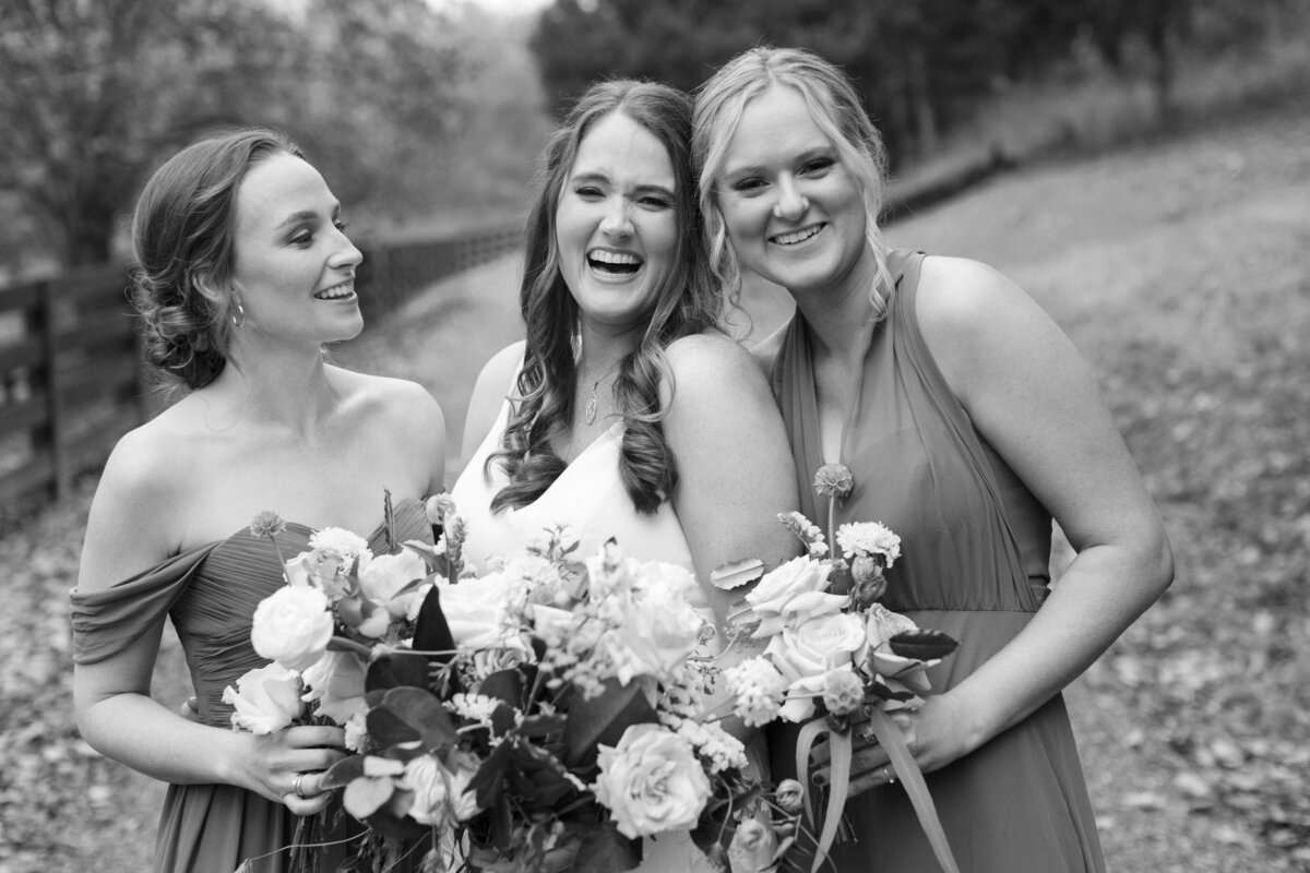 candid-bridesmaids