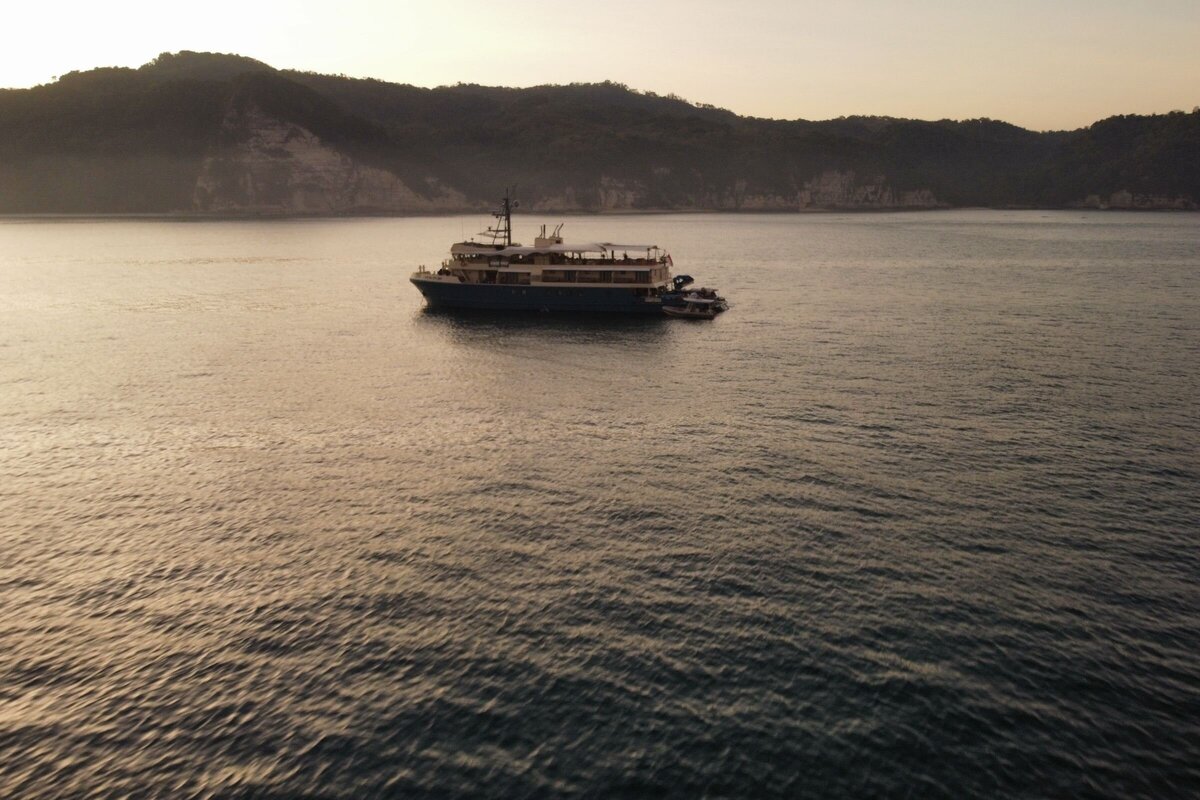Kudanil Explorer Expedition Yacht Charter Indonesia expedition-yacht-sunset-3
