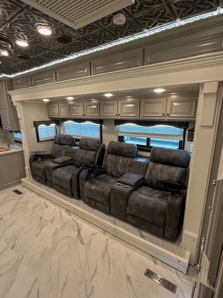 luxury-living-quarter-horse-trailers-trail-boss-conversions-living-areas-34