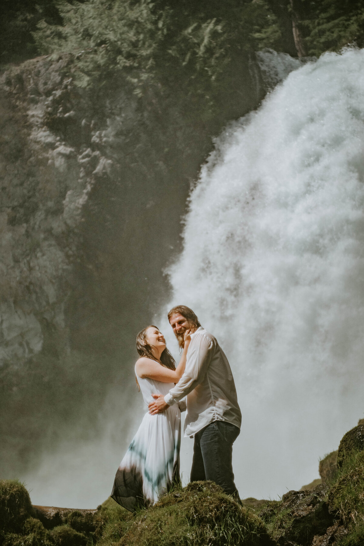 sahalie-falls-summer-oregon-photoshoot-adventure-photographer-bend-couple-forest-outfits-elopement-wedding8379