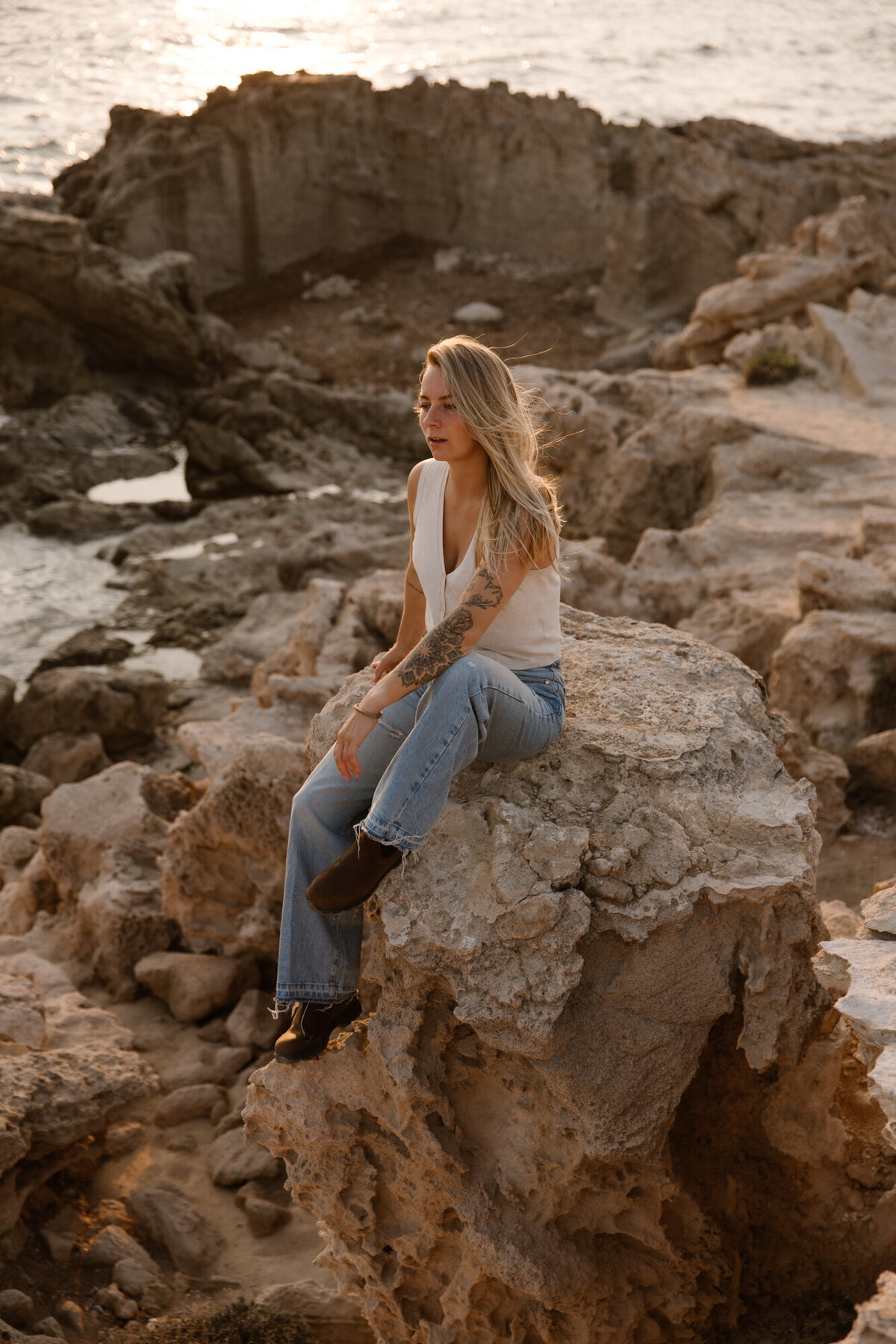 19.Woman_Rocks_Sunset_Photoshoot_Sitting_Jeans