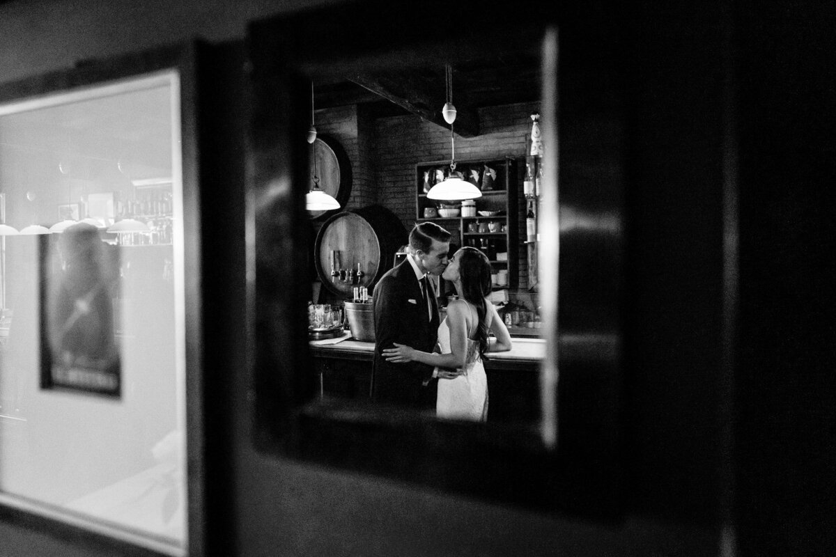 wedding-couple-kissing-bar-restaurant-reception-candid-moment