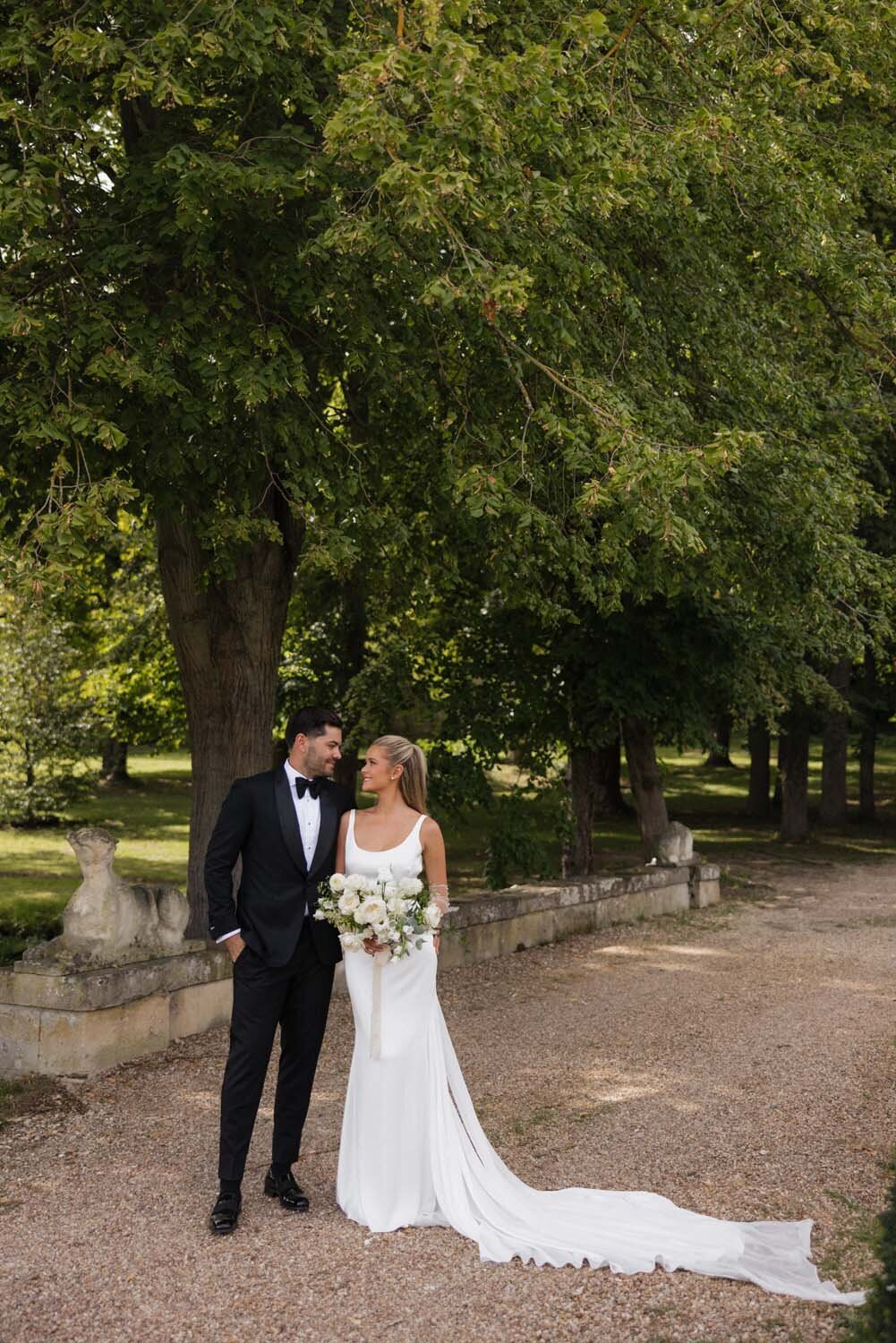 white luxury romance at chateau de Villette for Hannah & dylan Barbour wedding in Paris - Floarl designer Veronique lORRE16