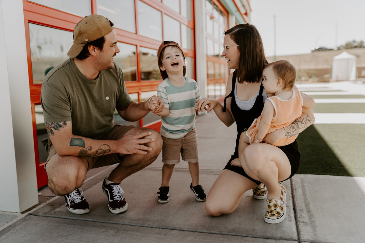 family lifestyle photoshoot of laughing family