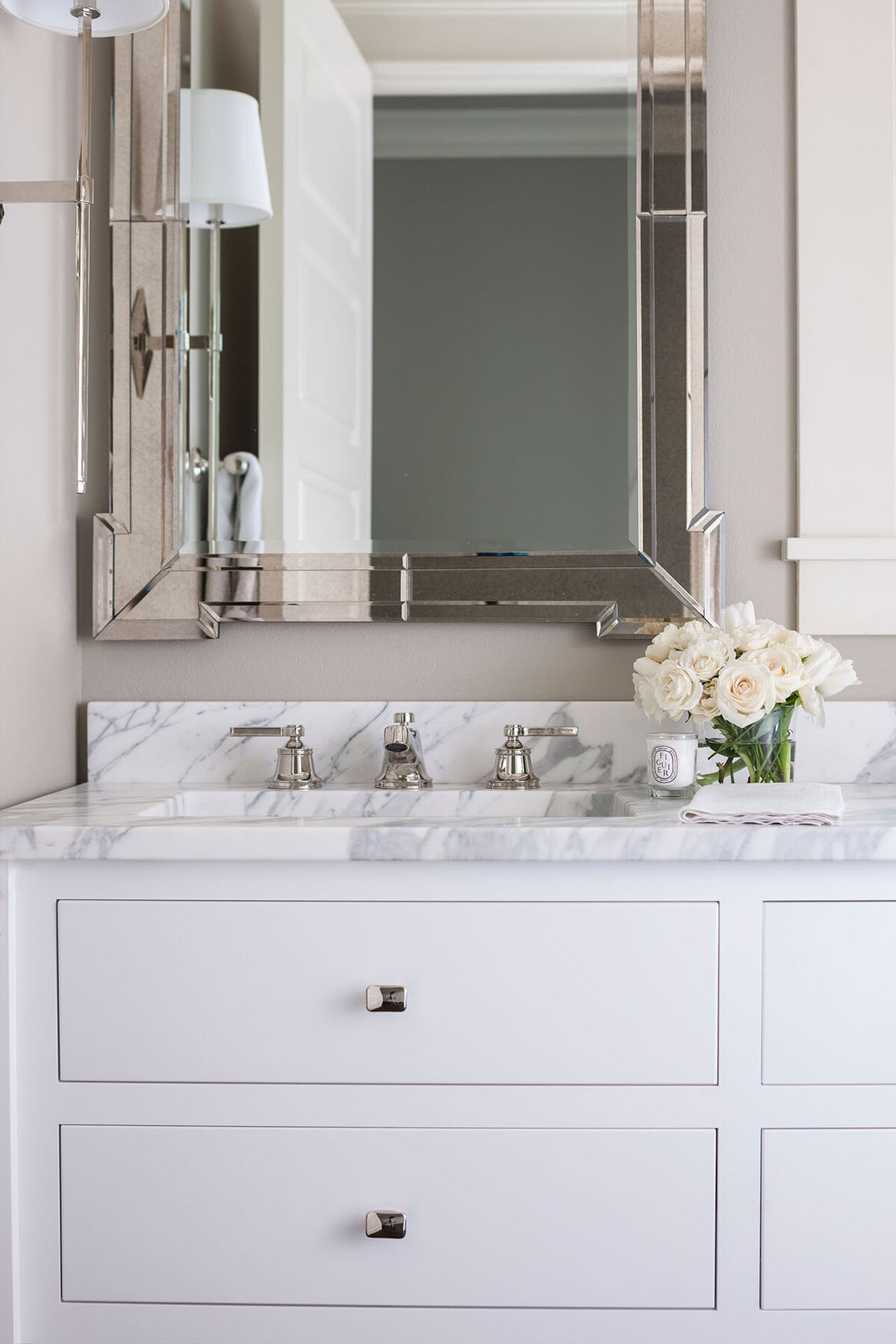 2B-powder-room-marble-vanity
