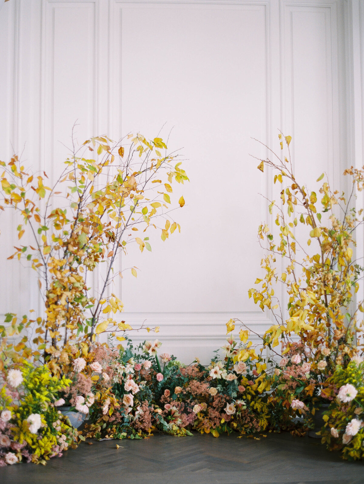 max-owens-design-yellow-wedding-flowers-01-installation