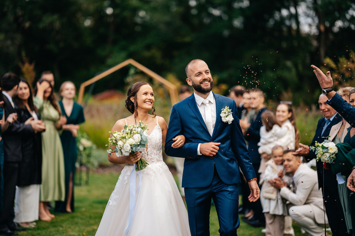 svatba držovická stodola radost novomanželů po obřadu