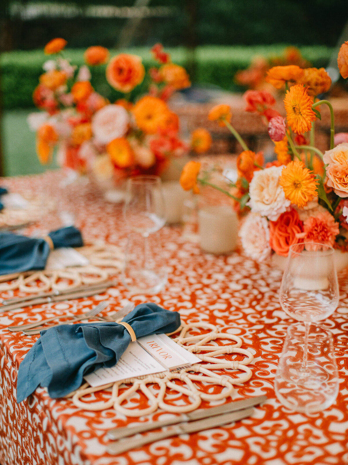commodore-perry-estate-wedding-blue-orange-bright-tables