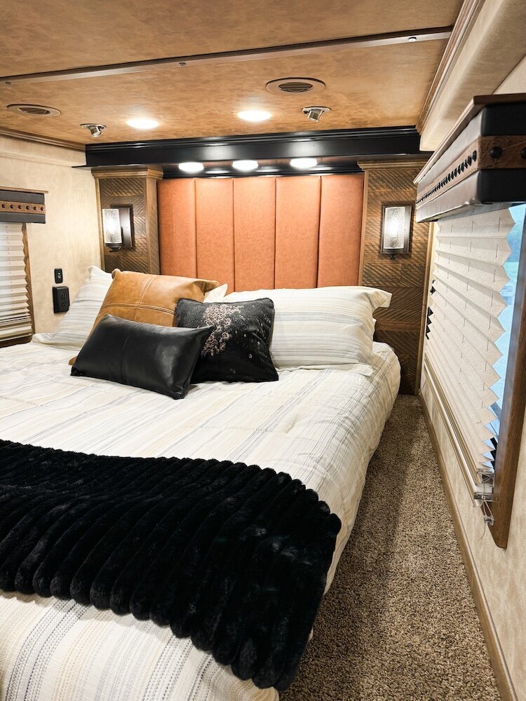 luxury-living-quarter-horse-trailers-trail-boss-conversions-nose-8