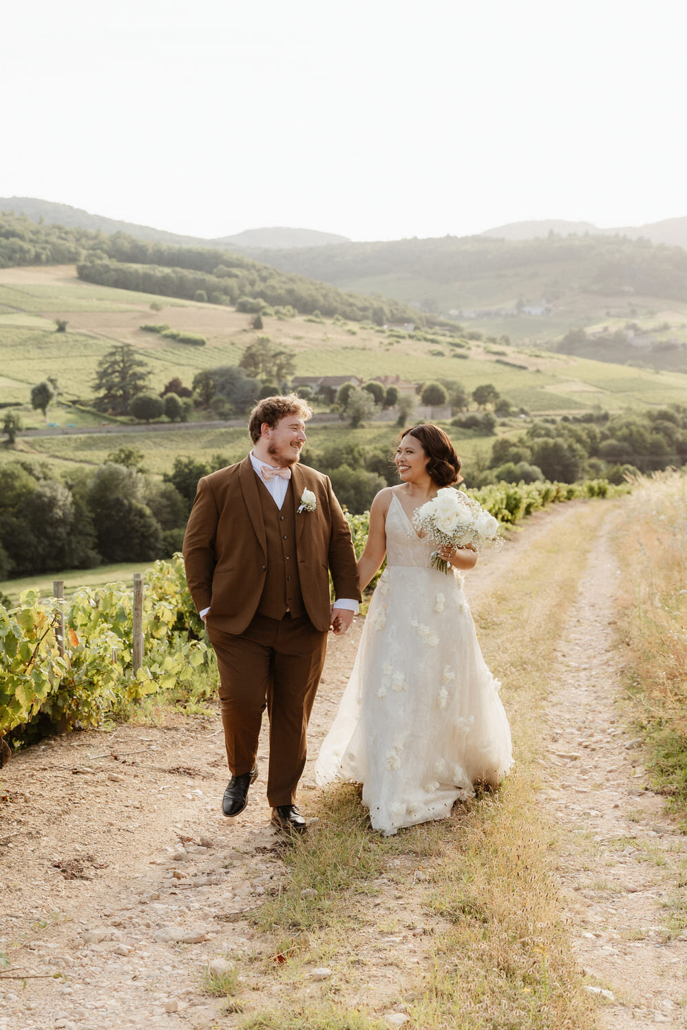 Christine-et-Valentin-couple-mariage-chemin-vignes2