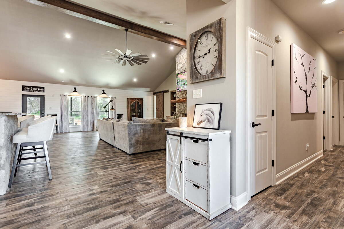 Open concept living space with plenty of comfortable seating and smart TV in this five-bedroom, 3-bathroom vacation rental house for up to 10 guests with free wifi, private parking, outdoor games and seating, and bbq grill on 2 acres of land near Waco, TX.
