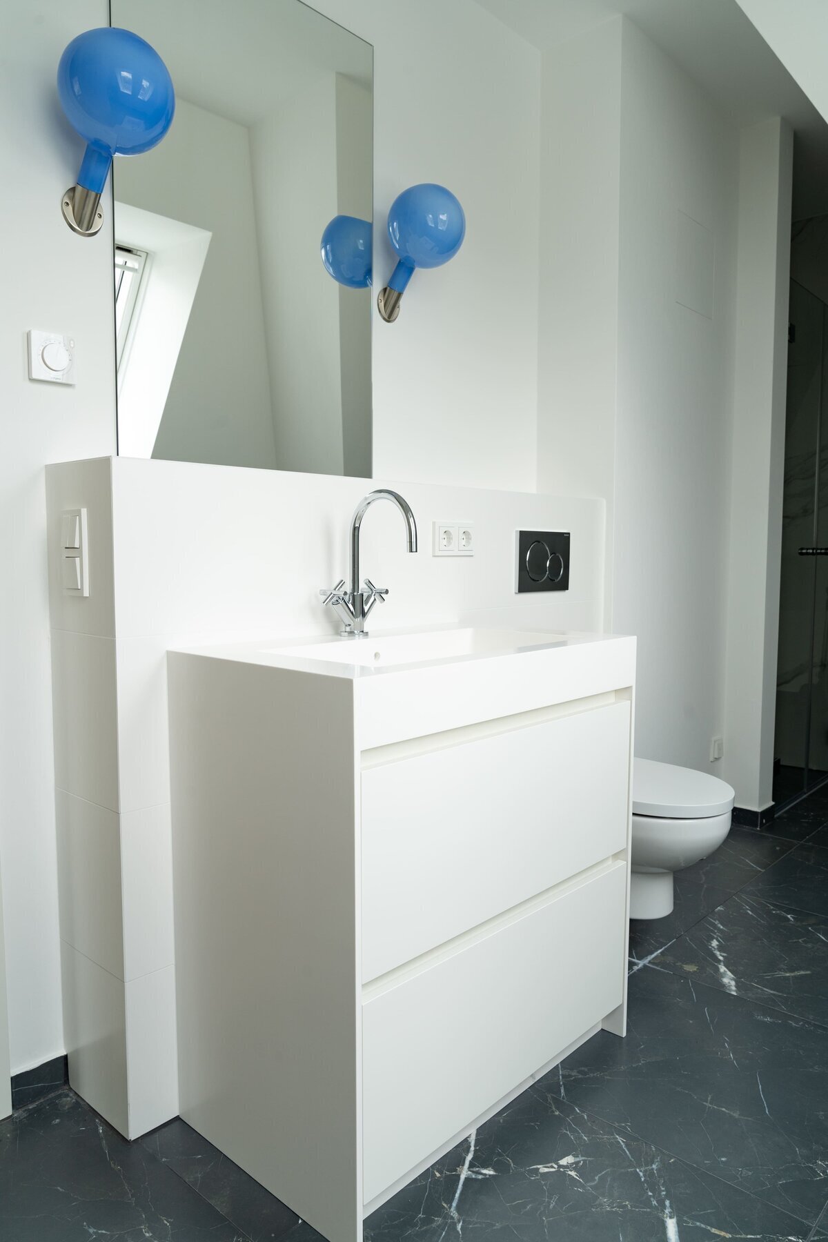 Badezimmer-Adam-Innenausbau-Waschtischunterschrank-integriertes-Waschbecken-01