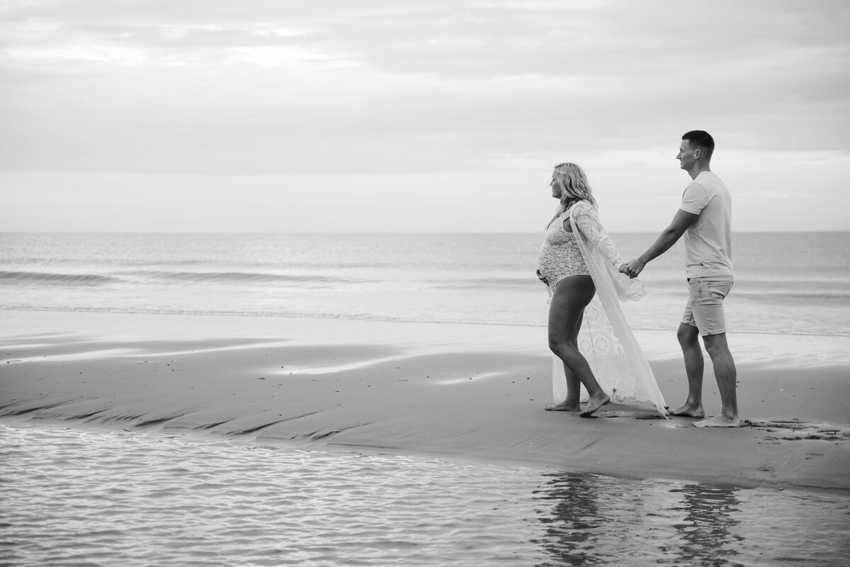 Petra en Joey babyloveshoot strand - 22 sep 2024 door Studio Lorá Photography -45