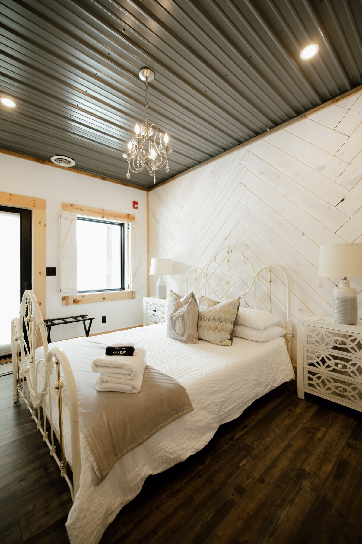 Bear-Ridge-Destination-barndo-suites-rosie-photo-video-32