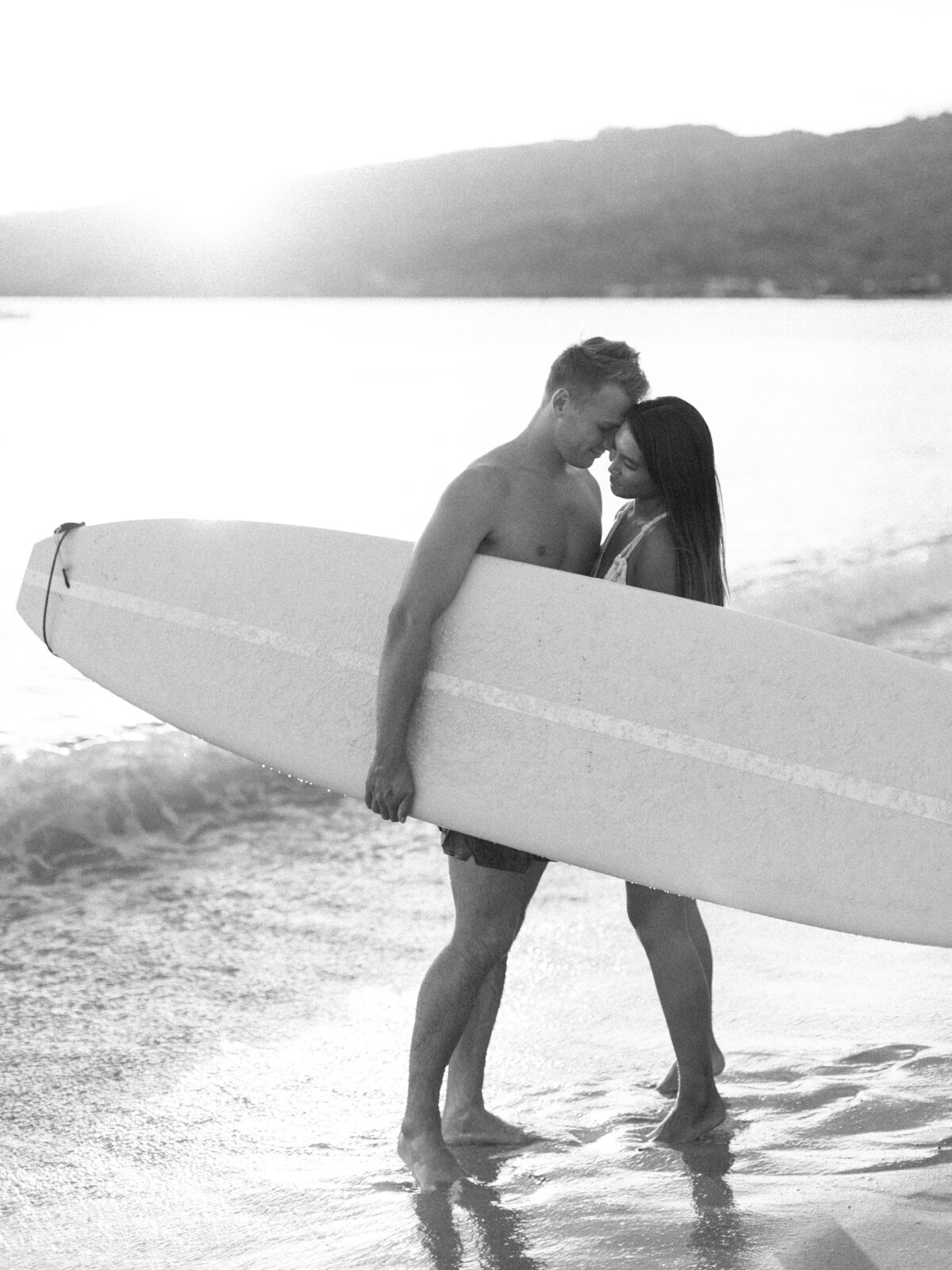 black-and-white-couple-with-surfboard