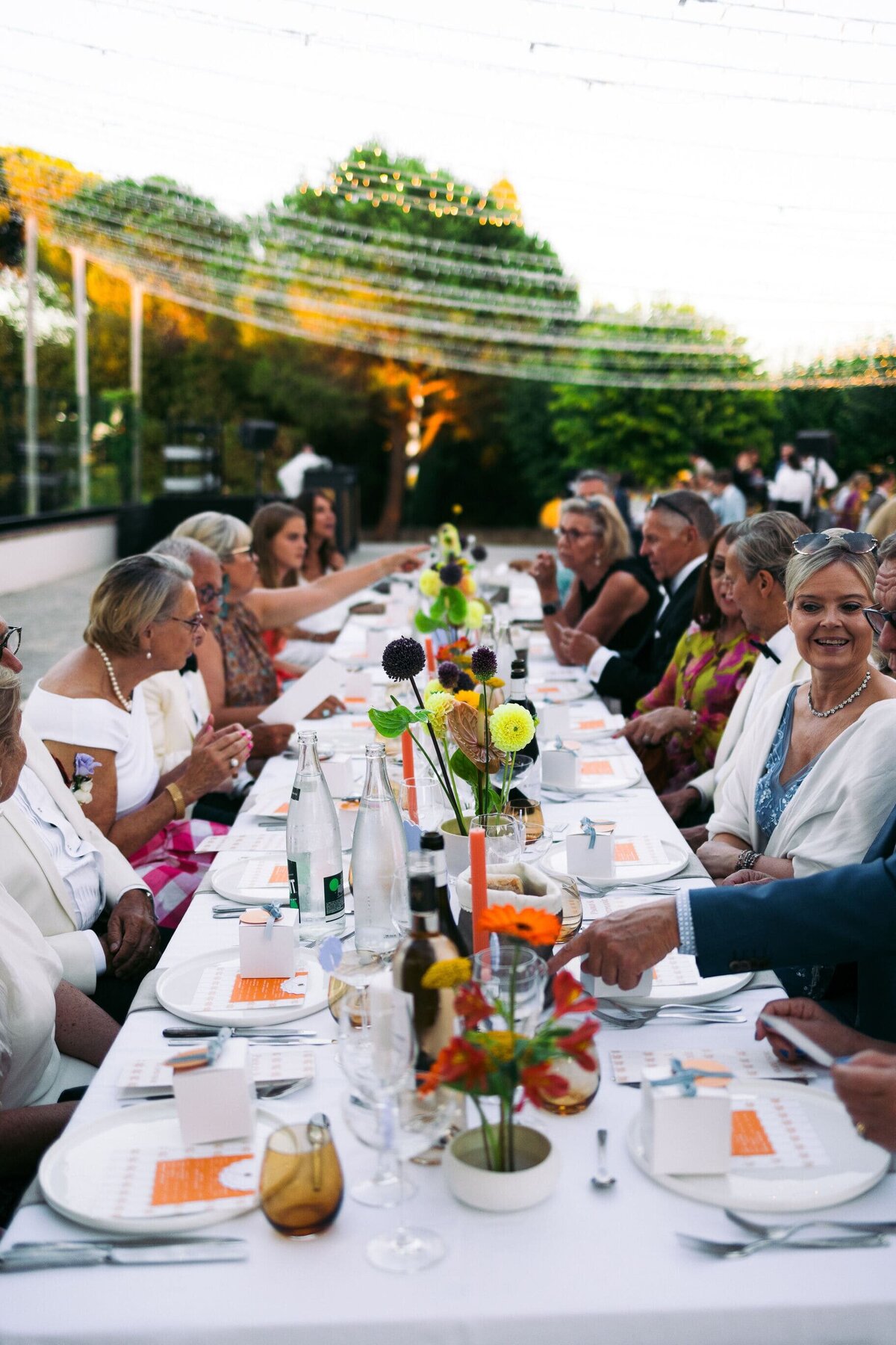 grande-table-de-mariage-coloree-et-minimale