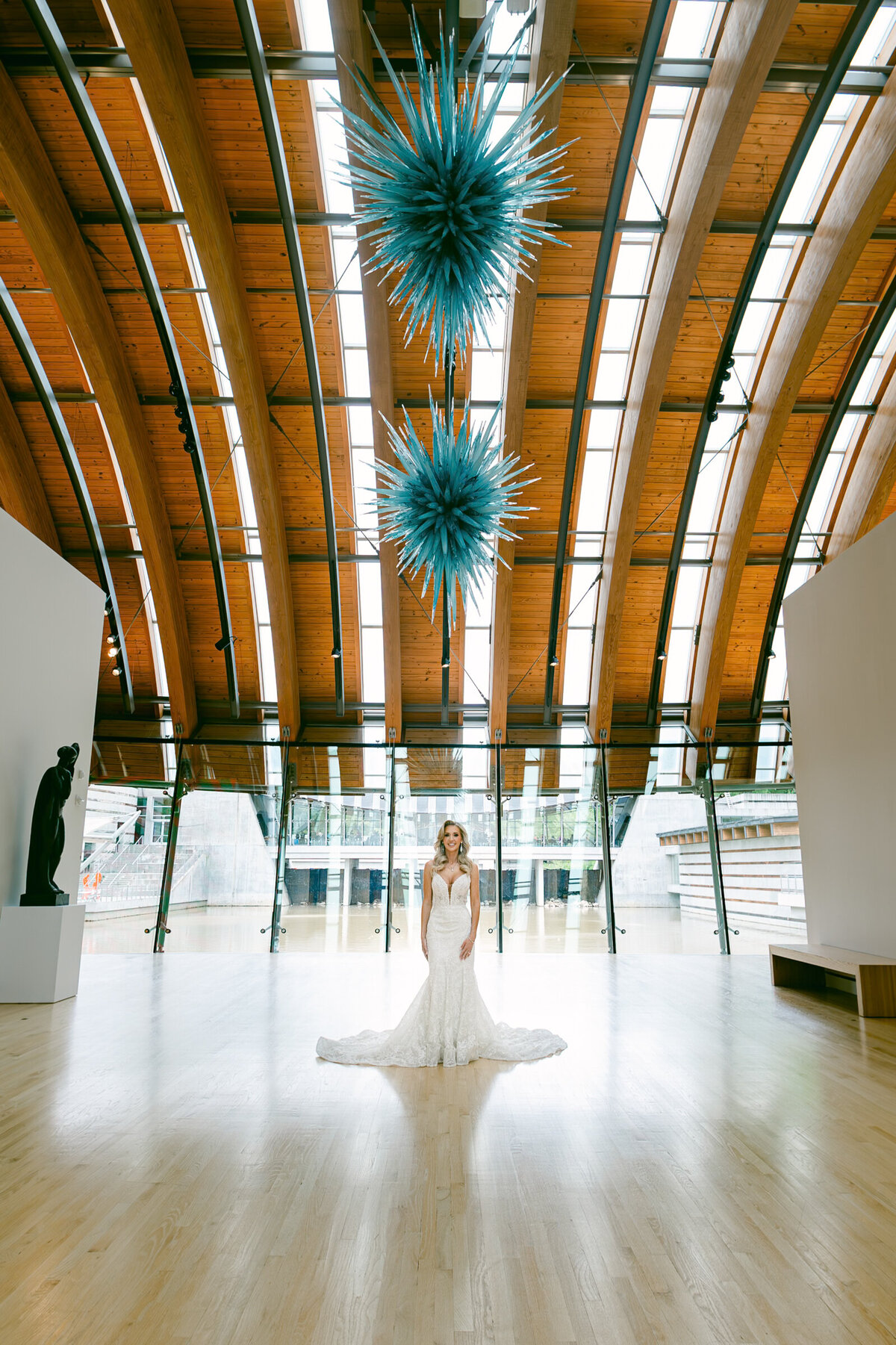 A wedding photo portrait of the bride in Crystal Bridges Museum of American Art in Betonville, Arkansas
