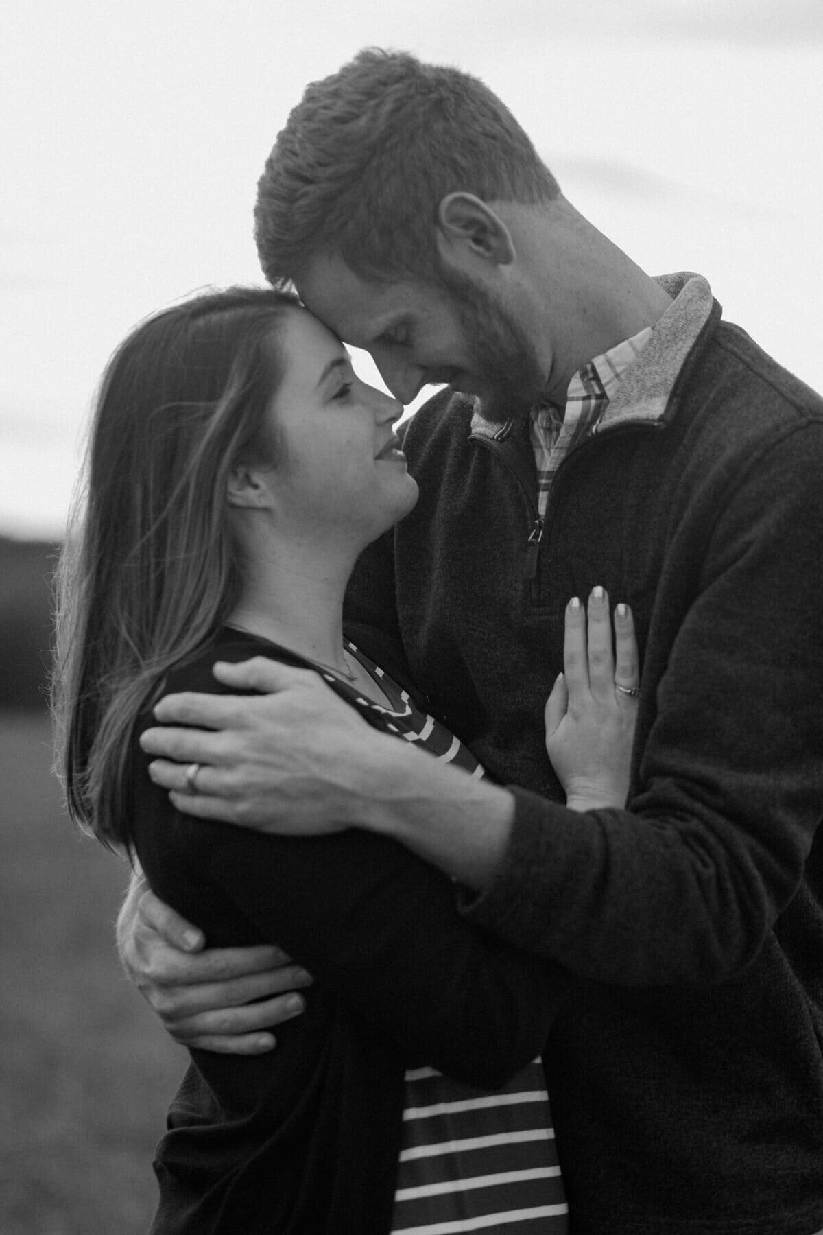 24-kara-loryn-photography-parents-holding-each-other