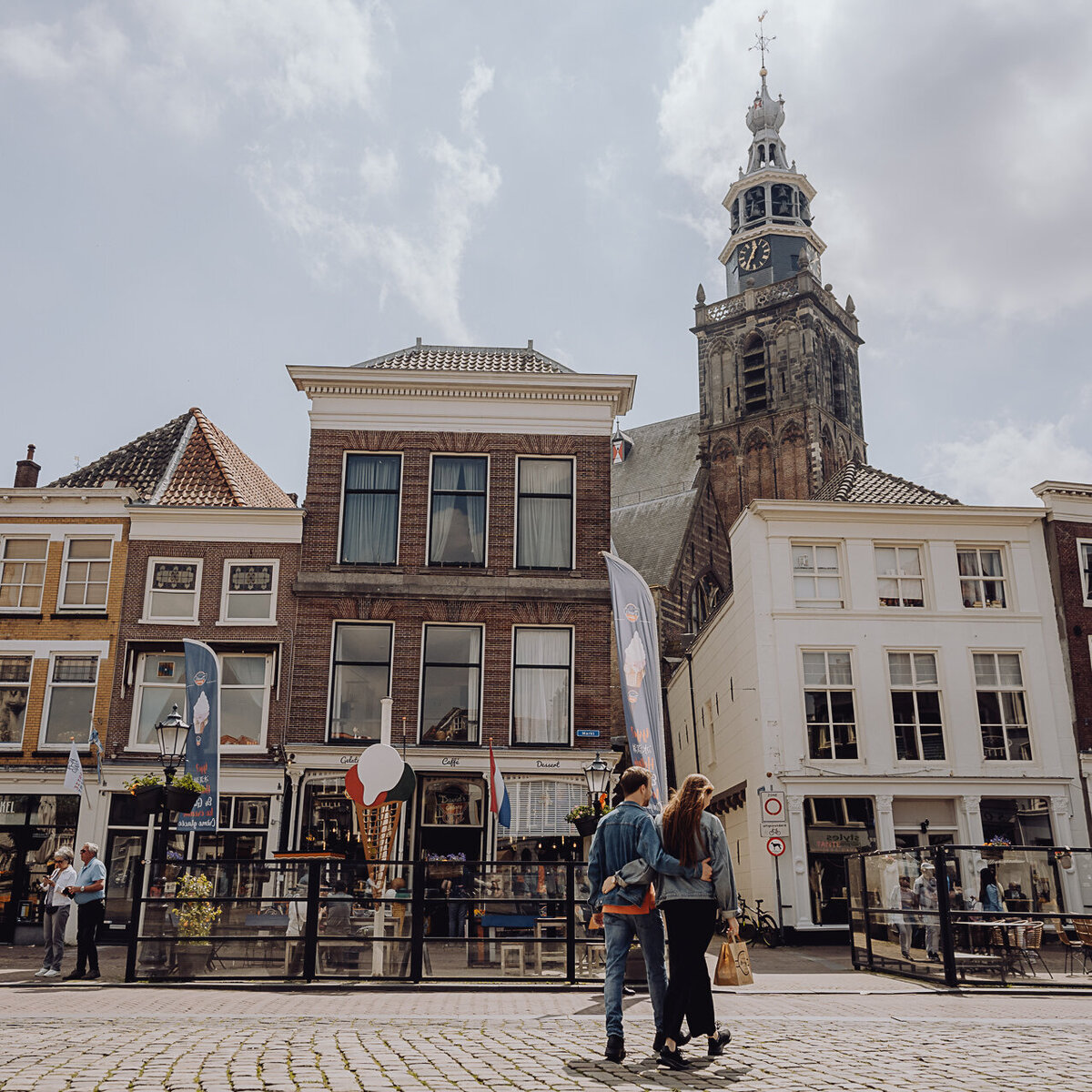 Wandelend op de Markt in Gouda