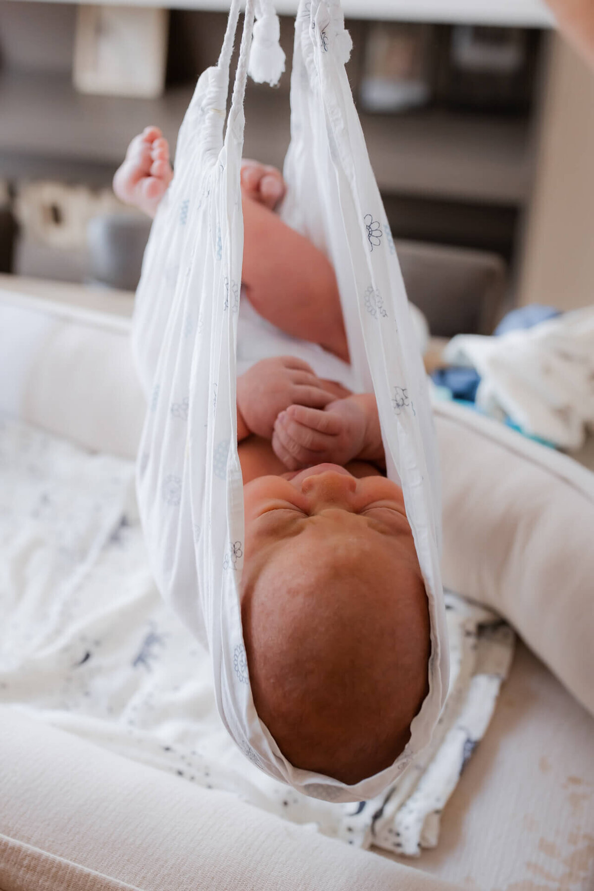 Kraamreportage baby wordt gewogen