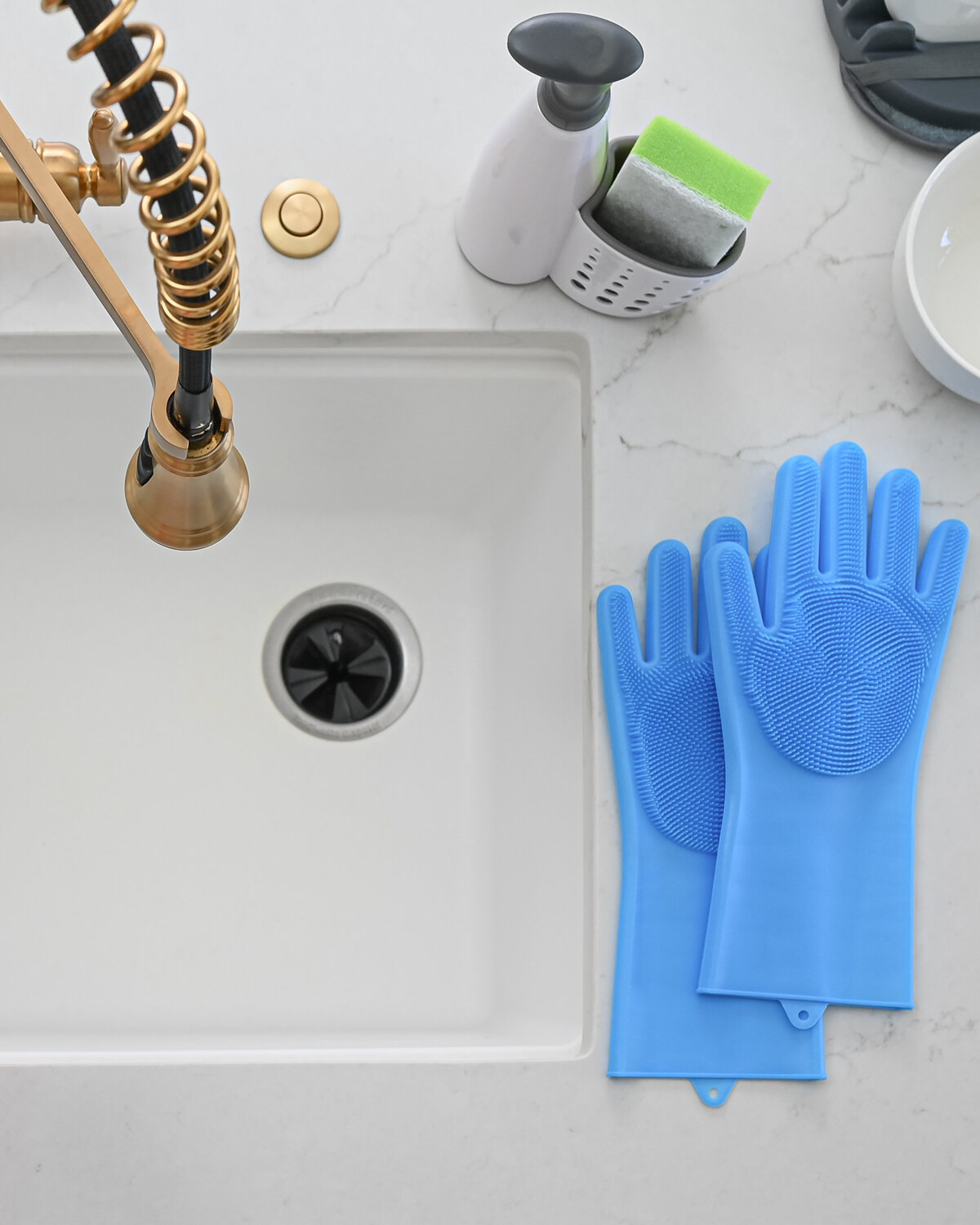 8500265_Casabella_Kitchen Tools_Reusable Silicone Gloves_Lifestyle_2023_Multiple_1