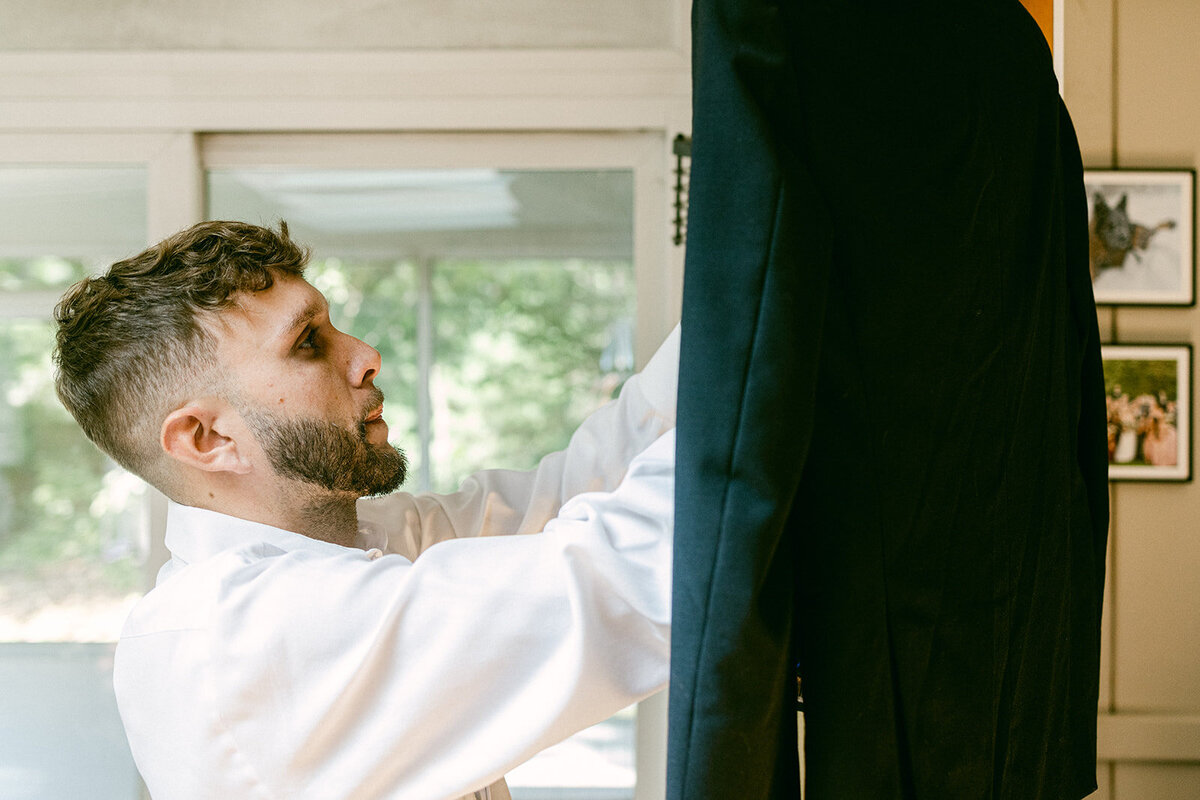 bella-luce-by-michelle-andrea-new-england-photographer-wedding-yost-family-groom-prep-13