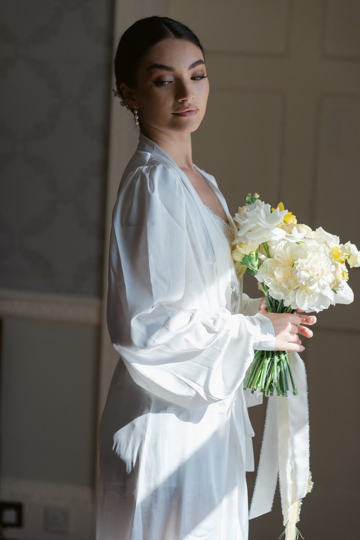 timeless-romantic-luxury-wedding-gettingready-bride-manor-london-photography