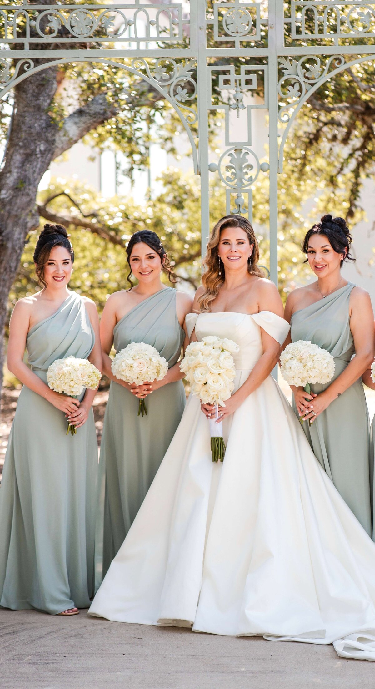 This bride and her party radiate elegance with soft glam makeup, voluminous curls, and polished manicures. Mistique Makeup’s team delivers wedding day hair, makeup, and nail salon services across San Antonio and Dallas—perfect for picture-perfect bridal beauty.
