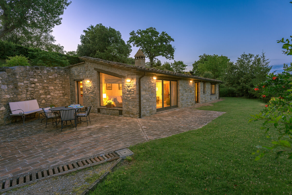 Waterstone - Hassler Collection - Borgo Bastia Creti - Umbria - Luxury Boutique Hotel - Limonaia esterno notturno 2 Bastia Creti